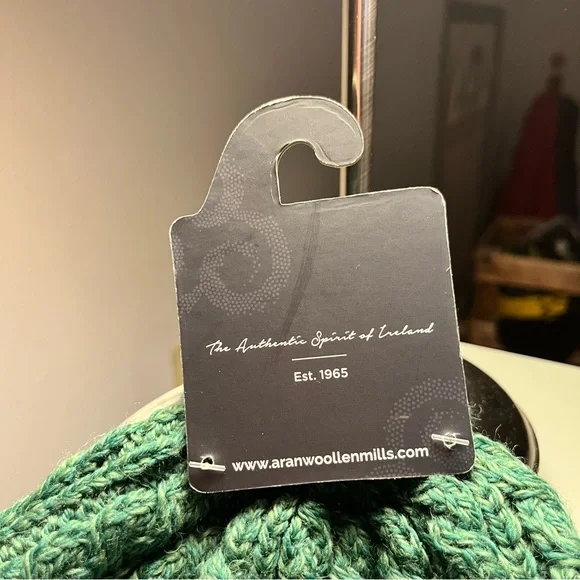 Aran Woollen Mills Green Cable-Knit Pom Beanie with Wooden Buttons NWT Women’s - Picture 6 of 11